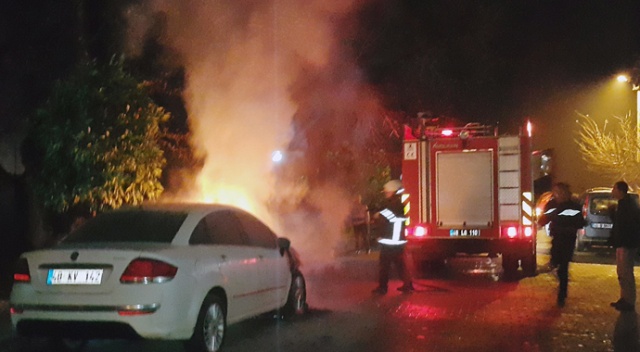 Milas’ta park halindeki otomobil alev aldı