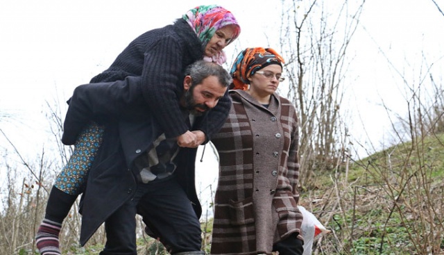 Oğlunu sırtında taşıyan Kaniye Nine&#039;nin sağlık durumu iyiye gidiyor