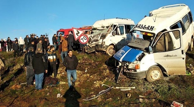 Öğrenci servisi ile işçi servisi çarpıştı! Ölü ve yaralılar var Öğrenci servisi ile işçi servisi çarpıştı! Ölü ve yaralılar var