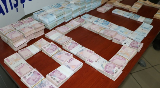 Otomobil ile birlikte 1 milyon 480 bin TL çalan 8 şüpheli yakalandı Otomobil ile birlikte 1 milyon 480 bin TL çalan 8 şüpheli yakalandı