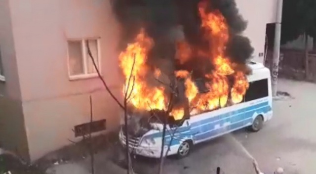 Park halindeki minibüs alev alev yandı Park halindeki minibüs alev alev yandı