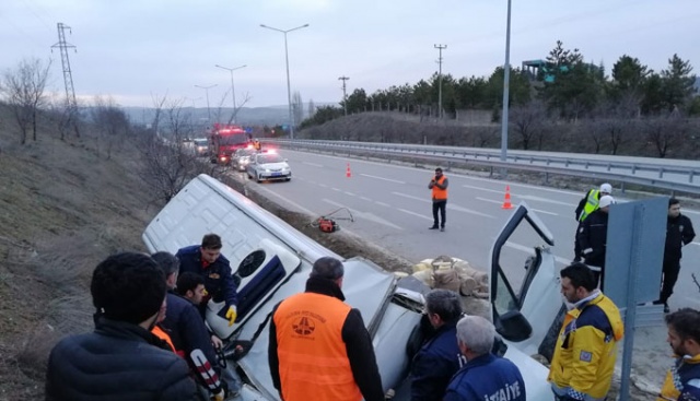 Çorum&#039;da peynir yüklü minibüs duvara çarptı: 2 ölü