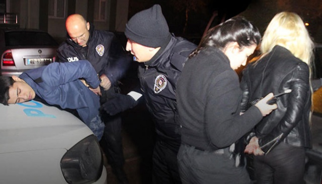 Polisten kaçan sürücü ''bizde bir şey yok dedi'', arkadaşı alkollü olduğu için kaçtığını söyledi Polisten kaçan sürücü ''bizde bir şey yok dedi'', arkadaşı alkollü olduğu için kaçtığını söyledi