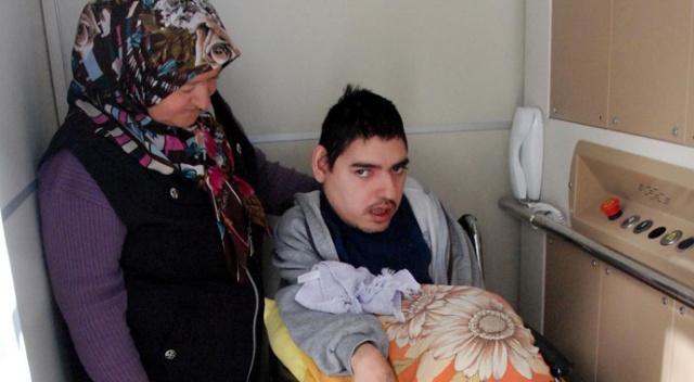 Resul'ün evine çıkabilmesi için engelli asansörü yaptırıldı