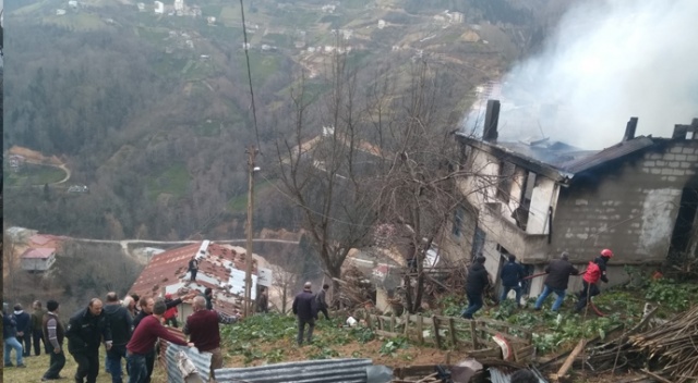 Rize'de 3 katlı evde yangın çıktı