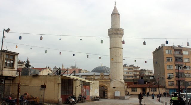 Roketli saldırının hedefi olan cami ibadete açıldı