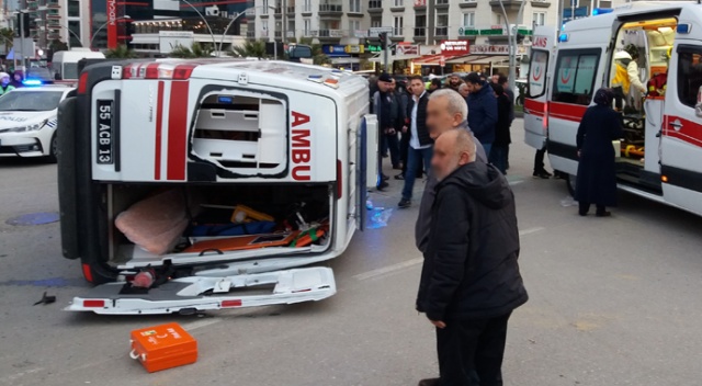 Samsun'da ambulans ile otomobil çarpıştı: 6 yaralı Samsun'da ambulans ile otomobil çarpıştı: 6 yaralı
