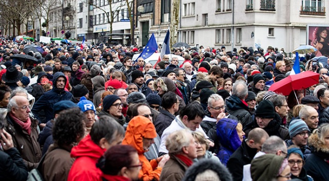 Sarı Yeleklilere karşı “Kırmızı Fularlılar” Paris sokaklarına döküldü Sarı Yeleklilere karşı “Kırmızı Fularlılar” Paris sokaklarına döküldü