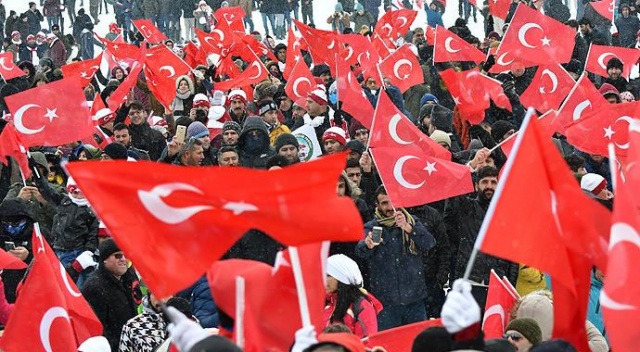 Sarıkamış'ta on binlerce kişi şehitler için yürüdü Sarıkamış'ta on binlerce kişi şehitler için yürüdü
