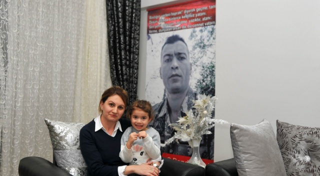 Şehit kızının baba özlemi Şehit kızının baba özlemi