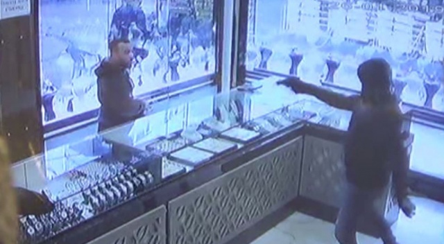 Silahlı soyguncuyu sopayla kovaladı