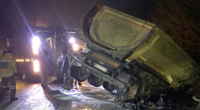 Silivri'de hafriyat kamyonu şarampole düştü Silivri'de hafriyat kamyonu şarampole düştü