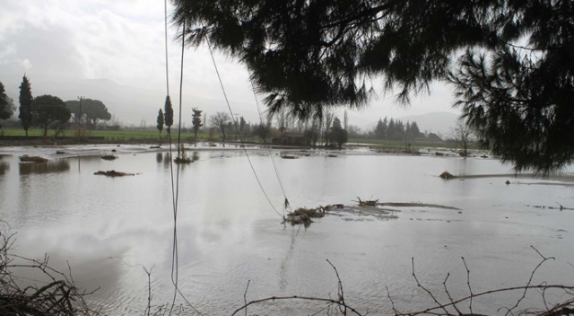 Söke'de Sarıçay taştı, sette yolunu patlattı
