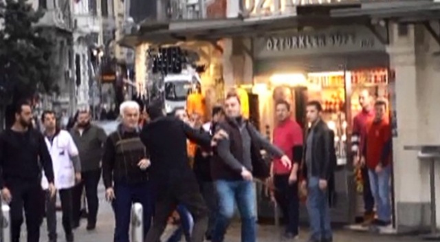 Taksim'de vatandaşla esnaf birbirine girdi Taksim'de vatandaşla esnaf birbirine girdi
