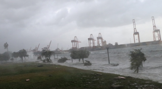 Ticari gemi fırtınadan dolayı karaya oturdu Ticari gemi fırtınadan dolayı karaya oturdu