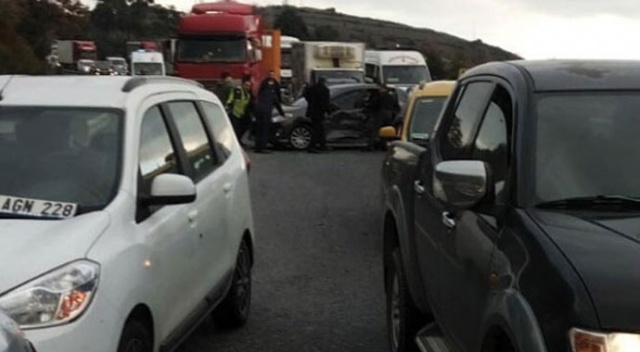 TIR'dan yola mazot sızınca felaket yaşandı! 7 araç birbirine girdi TIR'dan yola mazot sızınca felaket yaşandı! 7 araç birbirine girdi
