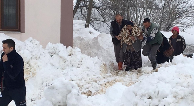 Tüm ekipler bir oldu, 80 yaşındaki Leyla Nine hastaneye ulaştırıldı