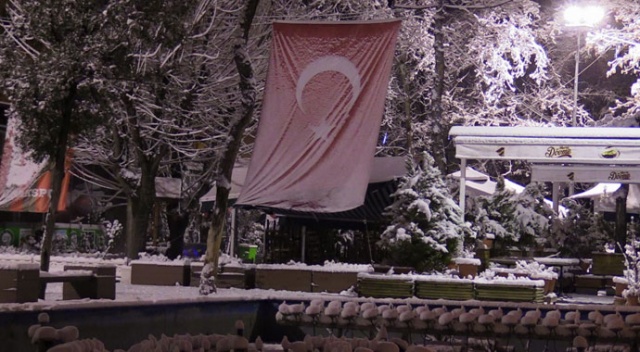 Uşak hafta sonuna karla uyandı