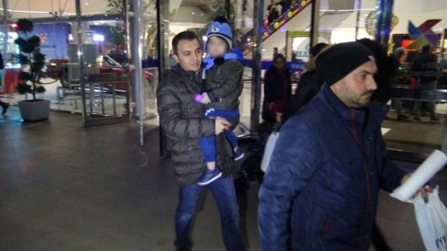 Üzerinde notla annesi tarafından terk edildi Üzerinde notla annesi tarafından terk edildi
