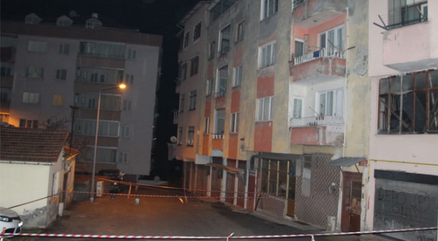 4 katlı bina çatlaklar nedeniyle boşaltıldı