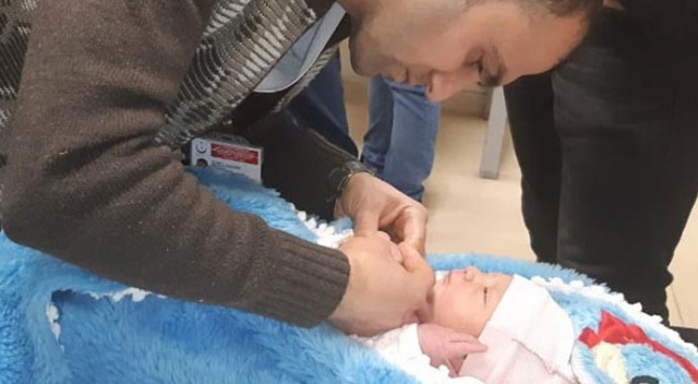 5 günlük bebeği sokağa attılar