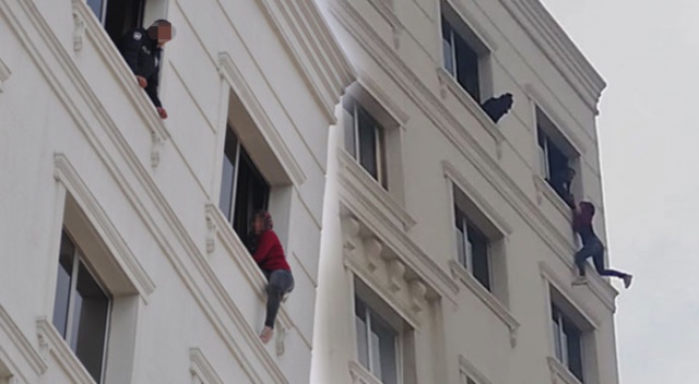 7'nci katta intihara kalkışan kadını polis son anda yakalayıp, kurtardı 7'nci katta intihara kalkışan kadını polis son anda yakalayıp, kurtardı