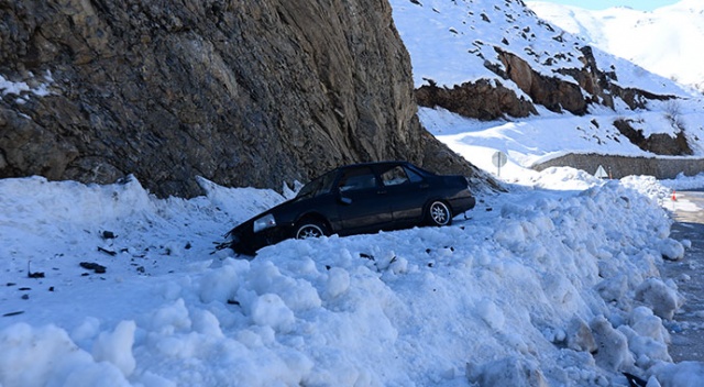 Adıyaman&#039;da buzda kayan otomobil takla attı: 3 yaralı