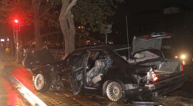 Ağaca çarparak hurdaya dönen aracın kaza anı kamerada