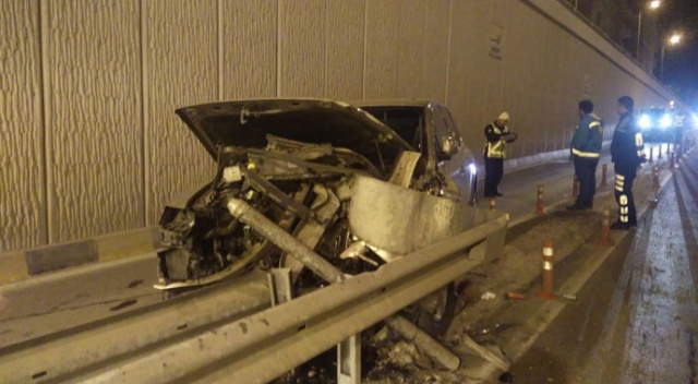 Alkollü sürücü bariyerlere daldı: 2 yaralı Alkollü sürücü bariyerlere daldı: 2 yaralı