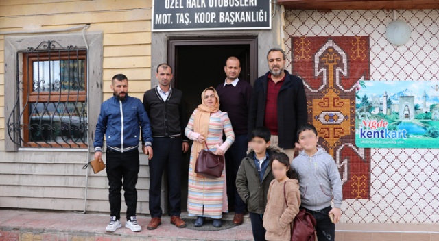 Altınları otobüs durağında unuttular