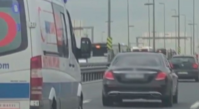 Ambulansa yol vermemek için yaptıkları bu kadarına da pes dedirtti