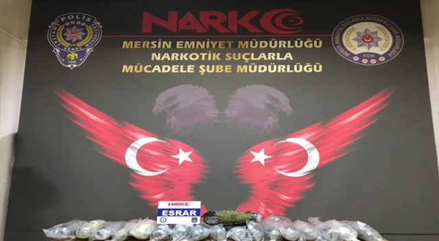 Arabanın yakıt deposunda benzin yerine esrar koyulduğu tespit edildi Arabanın yakıt deposunda benzin yerine esrar koyulduğu tespit edildi