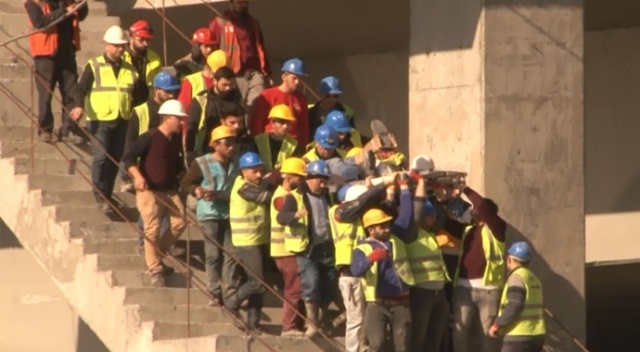 Ayağı kırılan işçiyi arkadaşları omuzlarında taşıdı
