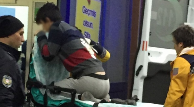 Babasıyla tartışan gencin sırtına makas saplandı Babasıyla tartışan gencin sırtına makas saplandı