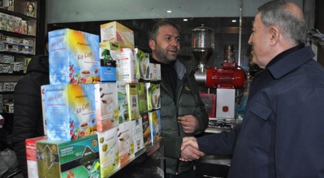 Bakan Akar, Yüksekova'da esnaf ziyareti yaptı