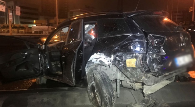 Beylikdüzü’nde otomobil, temizlik aracına çarptı: 3 yaralı Beylikdüzü’nde otomobil, temizlik aracına çarptı: 3 yaralı