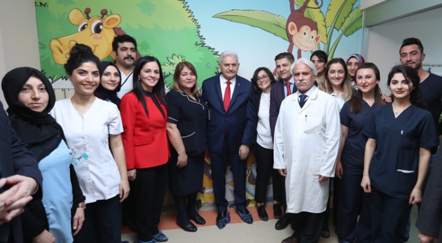 Binali Yıldırım, kanser hastası çocuklarla ziyaret etti