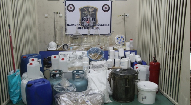 Bolu’da okul yanında kurulan uyuşturucu imalathanesine operasyon: 4 gözaltı Bolu’da okul yanında kurulan uyuşturucu imalathanesine operasyon: 4 gözaltı