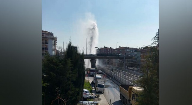 Boru patladı, su metrelerce yükseğe fışkırdı Boru patladı, su metrelerce yükseğe fışkırdı