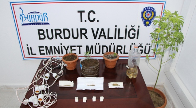 Burdur'da uyuşturucu satıcılarına suçüstü Burdur'da uyuşturucu satıcılarına suçüstü