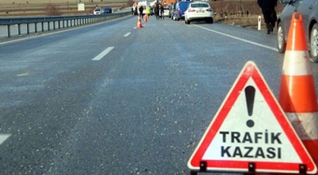 Buzdan kayan otomobil kaza yaptı: 2 yaralı Buzdan kayan otomobil kaza yaptı: 2 yaralı