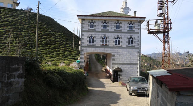 Cami yolun üzerine yapılınca çözümü böyle buldular Cami yolun üzerine yapılınca çözümü böyle buldular