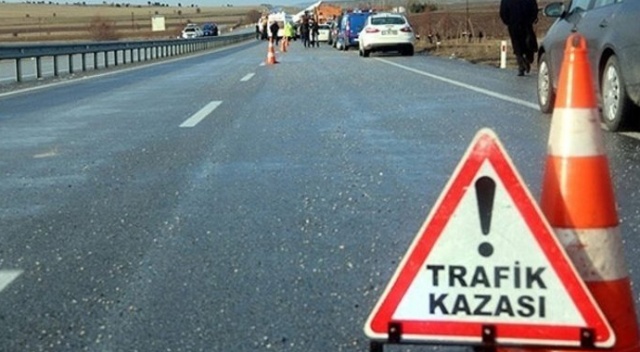 Çanakkale&#039;de otomobil kamyona çarptı: 1 ölü, 1 yaralı