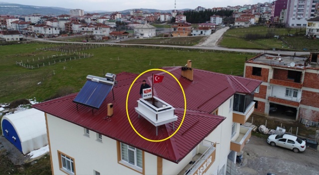 Çatıya tanıtım amaçlı mezar koydu, görenler şaşkına döndü