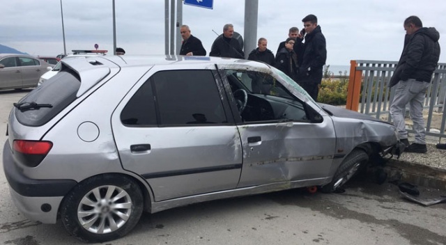 Cep telefonuyla konuşurken kaldırıma çarptı Cep telefonuyla konuşurken kaldırıma çarptı