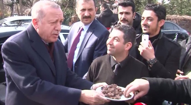 Cumhurbaşkanı Erdoğan'a evinin önünde doğum günü sürprizi Cumhurbaşkanı Erdoğan'a evinin önünde doğum günü sürprizi