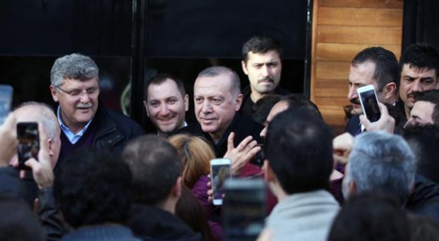 Cumhurbaşkanı Erdoğan'dan vatandaşlarla samimi sohbet Cumhurbaşkanı Erdoğan'dan vatandaşlarla samimi sohbet