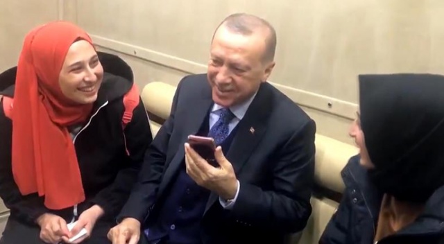 Cumhurbaşkanı Erdoğan, yanına gelen genç kızı kırmadı