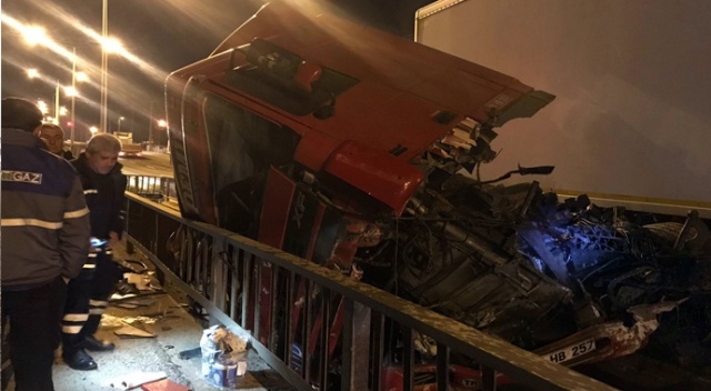 Demir korkuluklara çarpan tır hurdaya döndü Demir korkuluklara çarpan tır hurdaya döndü