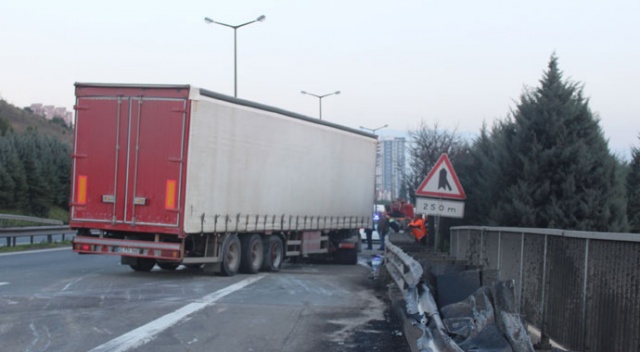 Devrilen tır TEM’i trafiğe kapattı